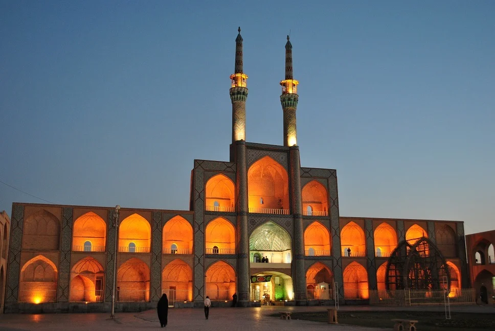 نمای کلی میدان امیرچخماق یزد با تکیه و طاق‌های منظم در معماری سنتی ایرانی