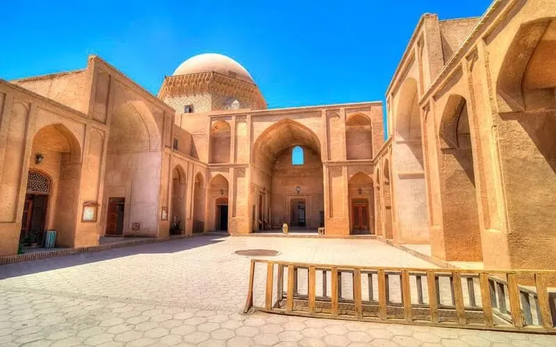 نمای بیرونی زندان اسکندر یزد با معماری سنتی و دیوارهای آجری