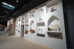 فضای داخلی گالری نمایشگاهی باغ موزه دفاع مقدس یزد