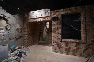 فضای داخلی گالری نمایشگاهی باغ موزه دفاع مقدس یزد