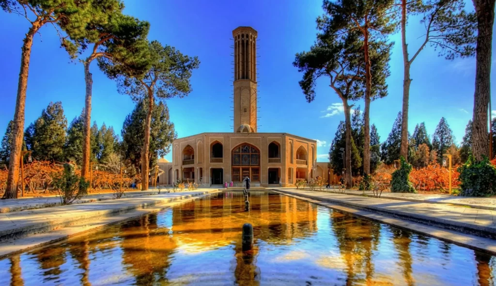 نمای کلی باغ دولت‌آباد یزد و عمارت تاریخی آن